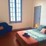 Room, אכסניה