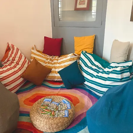 Room, אכסניה *